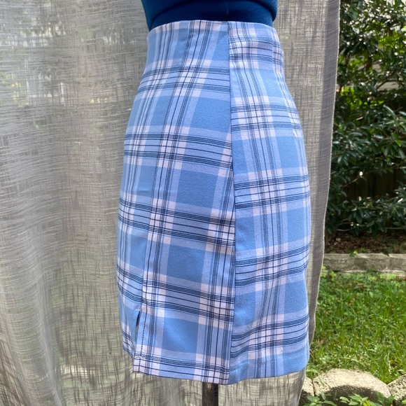 Brandy Melville plaid blue and white cara mini skirt - Picture 2 of 7